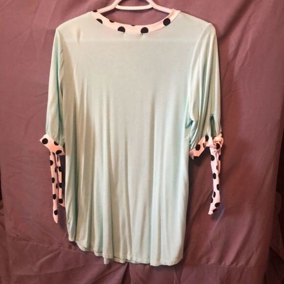 🟢mint green tee with white trim and black polka dot - Picture 3 of 4